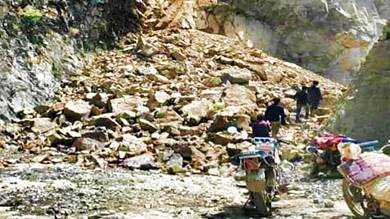 ​انهيارات صخرية تقطع الطريق الواصل بين تعز والحوبان